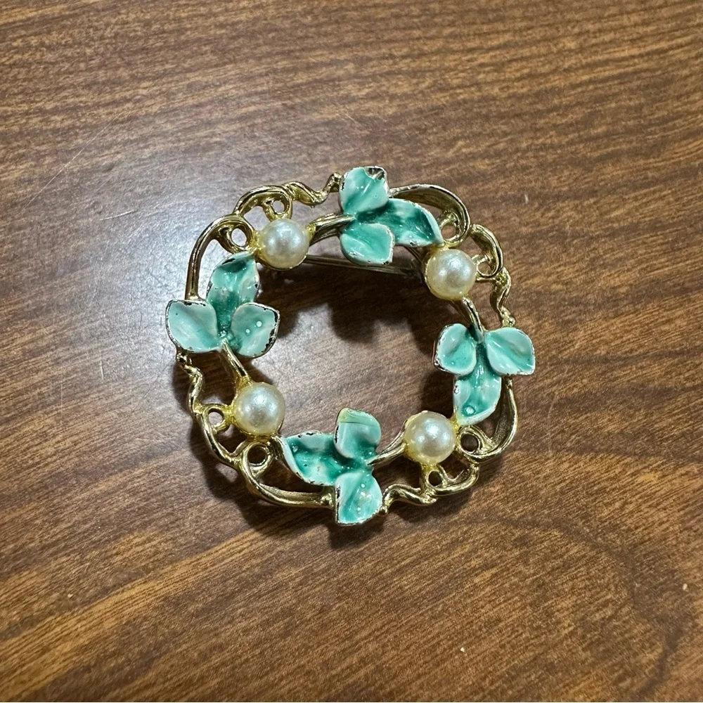 Vintage Gerrys Green Enamel Faux Pearl Open Work Circle‎ Pin Brooch
